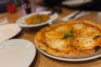 Pizza im italienischen Restaurant Amsterdam Holland